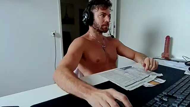 Snapshot of alpha-hunk chatting on 03/12/26, 07:36 alpha-hunk online show from 03/12/26, 07:36