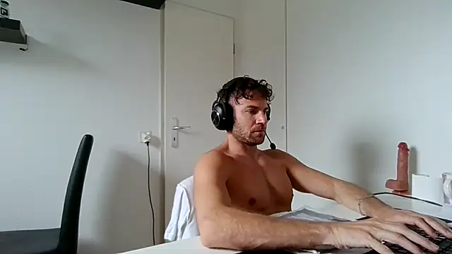 Snapshot of alpha-hunk chatting on 04/10/26, 12:10 alpha-hunk online show from 04/10/26, 12:10