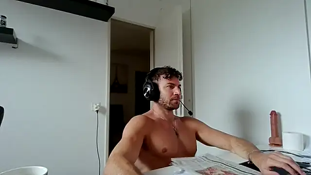 Snapshot of alpha-hunk chatting on 04/13/26, 11:37 alpha-hunk online show from 04/13/26, 11:37