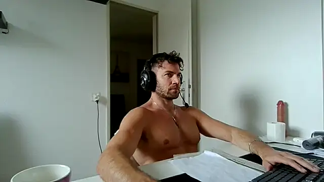 Snapshot of alpha-hunk chatting on 04/14/26, 11:49 alpha-hunk online show from 04/14/26, 11:49