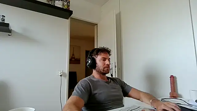 Snapshot of alpha-hunk chatting on 04/17/26, 12:30 alpha-hunk online show from 04/17/26, 12:30