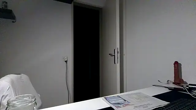 Snapshot of alpha-hunk chatting on 04/18/26, 07:58 alpha-hunk online show from 04/18/26, 07:58