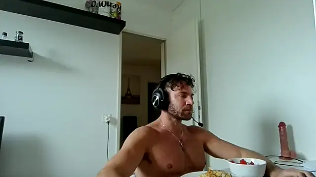 Snapshot of alpha-hunk chatting on 04/20/26, 01:36 alpha-hunk online show from 04/20/26, 01:36