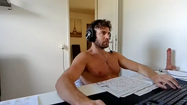 Snapshot of alpha-hunk chatting on 04/21/26, 01:17 alpha-hunk online show from 04/21/26, 01:17