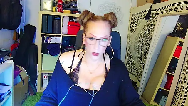 MaxiEmily online show from 02/10/25, 12:41