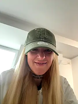 Snapshot of MazeSin chatting on 09/17/25, 05:31 MazeSin online show from 09/17/25, 05:31