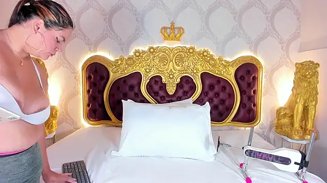 Snapshot of KendralHolson chatting on 10/08/25, 04:54 KendralHolson online show from 10/08/25, 04:54