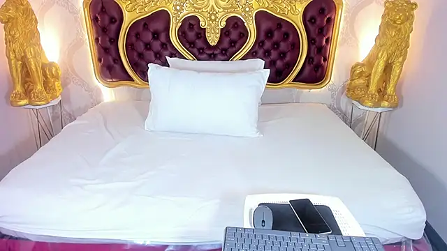 Snapshot of KendralHolson chatting on 10/19/25, 04:35 KendralHolson online show from 10/19/25, 04:35