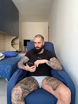 Snapshot of Gioeltoro89 chatting on 04/29/26, 02:43 Gioeltoro89 online show from 04/29/26, 02:43