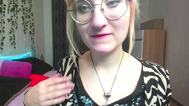 Miss Elsa  online show from 12/23/24, 02:56