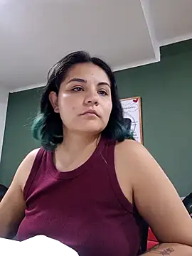 Snapshot of gigiqueen_18 chatting on 03/19/26, 02:43 gigiqueen 18 online show from 03/19/26, 02:43