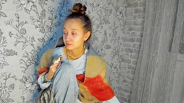 Snapshot of EllaSky_xoxo chatting on 11/06/25, 12:33 EllaSky xoxo online show from 11/06/25, 12:33