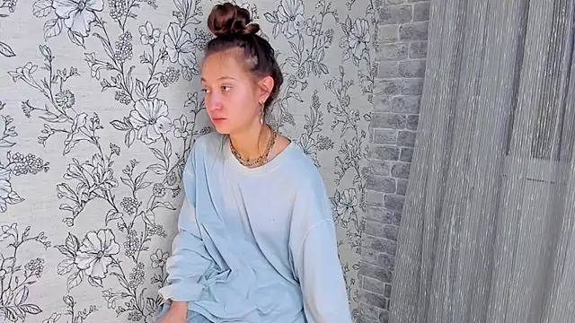 Snapshot of EllaSky_xoxo chatting on 11/06/25, 11:48 EllaSky xoxo online show from 11/06/25, 11:48