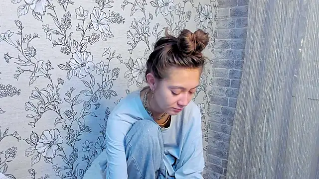 Snapshot of EllaSky_xoxo chatting on 11/08/25, 04:34 EllaSky xoxo online show from 11/08/25, 04:34