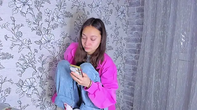 Snapshot of EllaSky_xoxo chatting on 11/10/25, 09:47 EllaSky xoxo online show from 11/10/25, 09:47