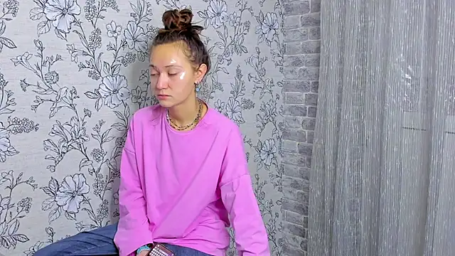 Snapshot of EllaSky_xoxo chatting on 11/13/25, 02:32 EllaSky xoxo online show from 11/13/25, 02:32