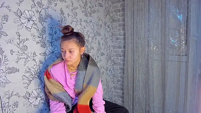 Snapshot of EllaSky_xoxo chatting on 11/16/25, 11:43 EllaSky xoxo online show from 11/16/25, 11:43