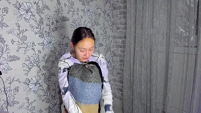 Snapshot of EllaSky_xoxo chatting on 11/17/25, 08:36 EllaSky xoxo online show from 11/17/25, 08:36