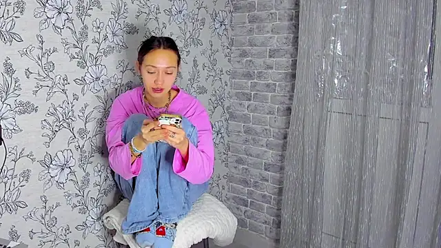 Snapshot of EllaSky_xoxo chatting on 11/23/25, 07:35 EllaSky xoxo online show from 11/23/25, 07:35