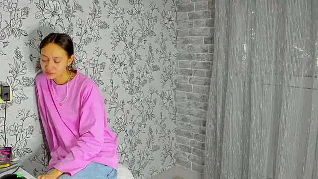 Snapshot of EllaSky_xoxo chatting on 11/24/25, 08:19 EllaSky xoxo online show from 11/24/25, 08:19