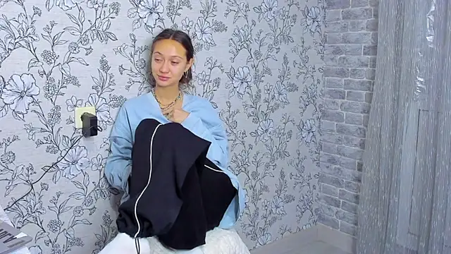 Snapshot of EllaSky_xoxo chatting on 11/27/25, 01:51 EllaSky xoxo online show from 11/27/25, 01:51