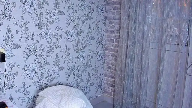 Snapshot of EllaSky_xoxo chatting on 11/29/25, 07:50 EllaSky xoxo online show from 11/29/25, 07:50