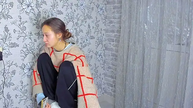 Snapshot of EllaSky_xoxo chatting on 12/01/25, 12:48 EllaSky xoxo online show from 12/01/25, 12:48