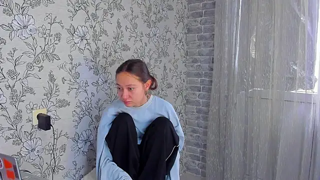 Snapshot of EllaSky_xoxo chatting on 12/14/25, 08:30 EllaSky xoxo online show from 12/14/25, 08:30