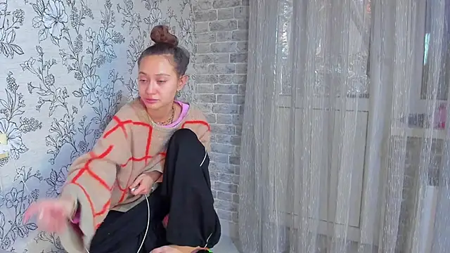 Snapshot of EllaSky_xoxo chatting on 12/17/25, 08:48 EllaSky xoxo online show from 12/17/25, 08:48