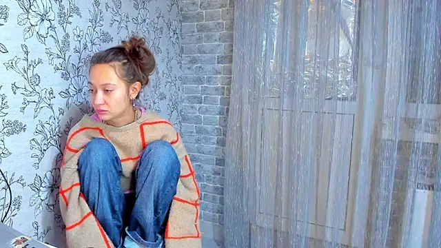 Snapshot of EllaSky_xoxo chatting on 12/21/25, 09:11 EllaSky xoxo online show from 12/21/25, 09:11