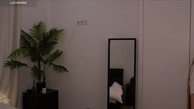 Lilly Colins online show from 01/17/25, 03:00