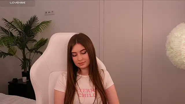 Lilly Colins online show from 01/29/25, 10:01