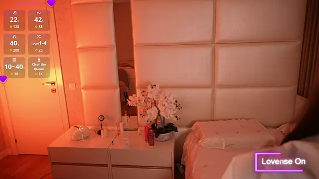 Lilly Colins online show from 11/02/25, 08:11