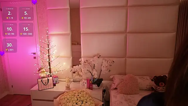 Lilly Colins online show from 02/15/26, 08:38