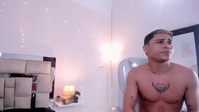 Snapshot of saraandstiven chatting on 03/05/25, 07:05 saraandstiven online show from 03/05/25, 07:05