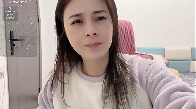 Snapshot of Qwi-V1 chatting on 12/23/24, 12:30 Qwi-V1 online show from 12/23/24, 12:30