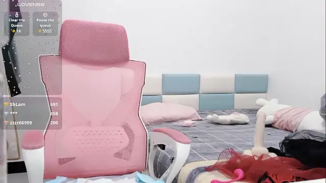 Snapshot of Qwi-V1 chatting on 02/06/25, 02:11 Qwi-V1 online show from 02/06/25, 02:11