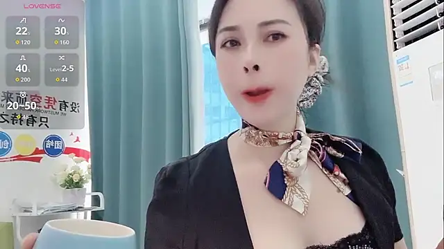 Snapshot of Qwi-V1 chatting on 10/31/25, 06:14 Qwi-V1 online show from 10/31/25, 06:14