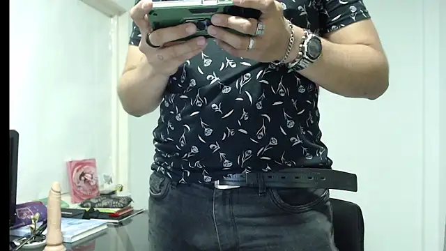 Snapshot of Dylanwish chatting on 12/19/24, 11:25 Dylanwish online show from 12/19/24, 11:25