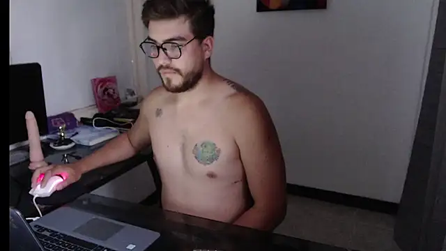 Snapshot of Dylanwish chatting on 12/20/24, 10:43 Dylanwish online show from 12/20/24, 10:43