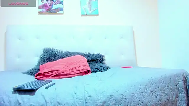 Snapshot of IssabellaJones chatting on 03/22/26, 04:43 IssabellaJones online show from 03/22/26, 04:43