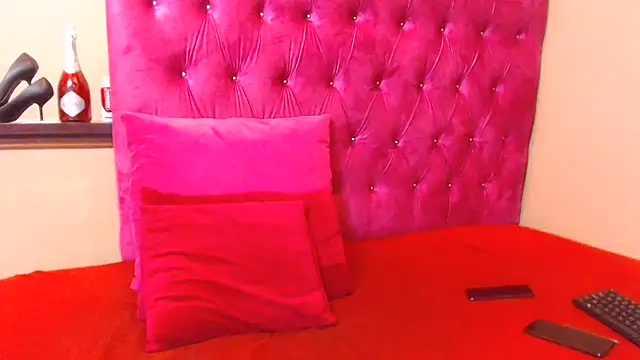 Snapshot of kittykhloe22 chatting on 02/14/25, 09:45 kittykhloe22 online show from 02/14/25, 09:45