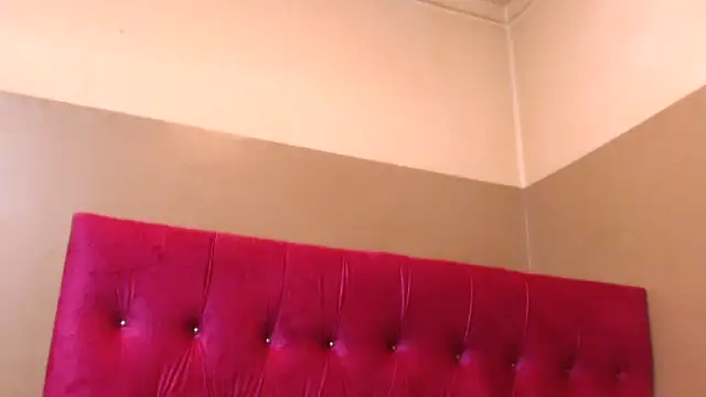 Snapshot of kittykhloe22 chatting on 02/15/25, 05:50 kittykhloe22 online show from 02/15/25, 05:50