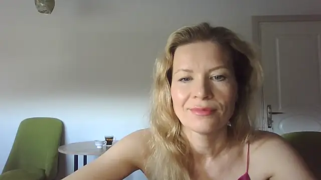 Snapshot of Juli_julyyy chatting on 12/20/24, 07:55 Juli julyyy online show from 12/20/24, 07:55