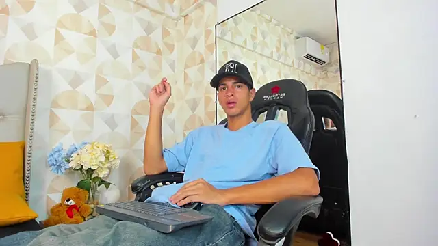 Snapshot of Tyler_Rodriguez chatting on 03/03/25, 01:42 Tyler Rodriguez online show from 03/03/25, 01:42