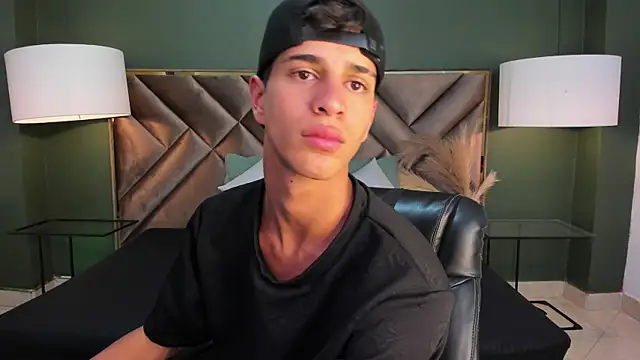 Snapshot of Tyler_Rodriguez chatting on 03/05/25, 03:40 Tyler Rodriguez online show from 03/05/25, 03:40