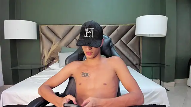 Snapshot of Tyler_Rodriguez chatting on 03/07/25, 04:02 Tyler Rodriguez online show from 03/07/25, 04:02