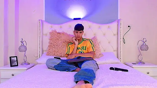 Snapshot of Tyler_Rodriguez chatting on 03/18/25, 09:21 Tyler Rodriguez online show from 03/18/25, 09:21