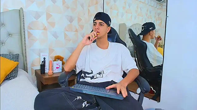 Snapshot of Tyler_Rodriguez chatting on 09/11/25, 09:59 Tyler Rodriguez online show from 09/11/25, 09:59