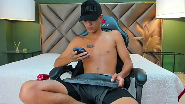 Snapshot of Tyler_Rodriguez chatting on 09/30/25, 11:10 Tyler Rodriguez online show from 09/30/25, 11:10